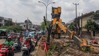 Alat berat tersebut roboh saat mengerjakan proyek perbaikan Jalan Raya Mayor Oking sehingga mengakibatkan sebagian lajur jalan tertutup, dan membuat kemacetan saat proses evakuasi. 