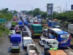 Rumah Pompa Tak Bekerja Maksimal Bikin Jalan Kaligawe Semarang Tergenang