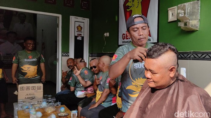 Pendukung Prabowo-Gibran di Semarang cukur rambut membentuk angka 2, Rabu (15/11/2023).