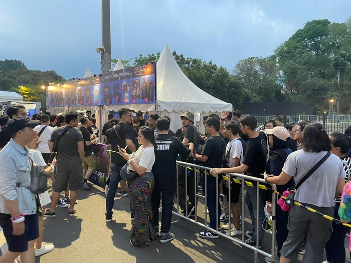 Penonton Antre Membel Merchandise Coldplay