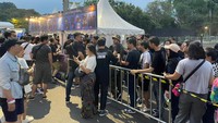 Mereka antre dengan tertib untuk membeli merchandise Coldplay. Foto: Tripa Ramadhan/detikcom