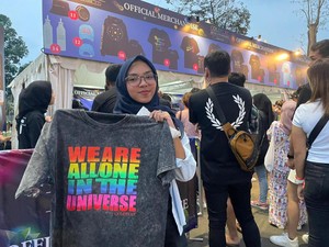 Official Merchandise Konser Coldplay Banyak Diburu Penonton