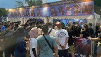 Sebelum mendapatkan giliran bertransaksi, penonton bisa melihat merchandise incarannya. Foto: Tripa Ramadhan/detikcom