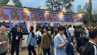 Coldplay menyiapkan berbagai jenis merchandise, mulai dari kaos dengan berbagai desain hingga jas hujan. Foto: Tripa Ramadhan/detikcom