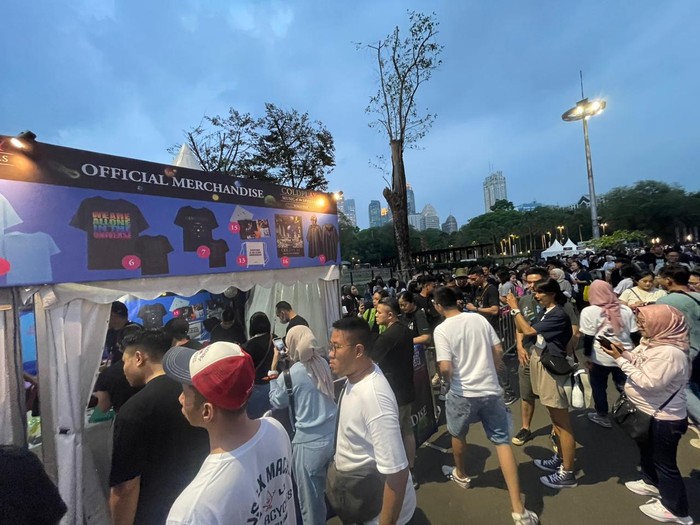 Penonton Antre Membel Merchandise Coldplay