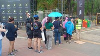 Penonton antre masuk ke dalam venue secara tertib. Foto: Ahsan Nurrijal/detikcom