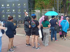 Antrean Penonton Jelang Konser Coldplay