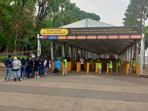 Antisipasi Hujan, Penonton Konser Coldplay Boleh Masuk Lebih Awal