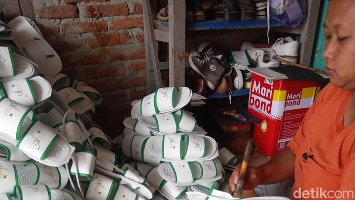 Perajin sandal di Desa Kebarepan, Kecamatan Plumbon, Kabupaten Cirebon