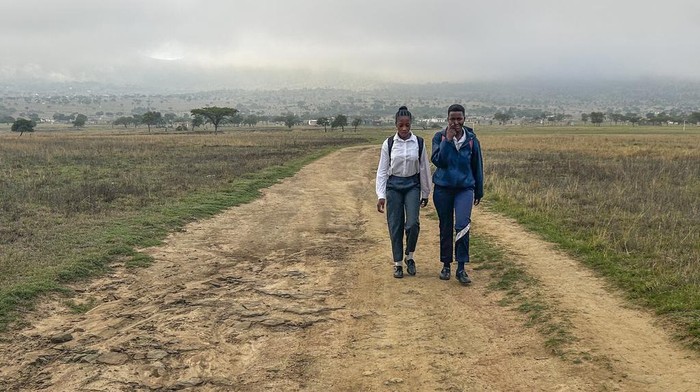 Perjuangan Anak-anak di Afsel Harus Jalan Berkilo-kilometer untuk Sekolah A group of school children from Ubusi Combined School play along the way as they prepare to embark on their walk back to their various homes at the end of the day near Dundee, South Africa, Thursday, Oct. 26, 2023. Thousands of children in South Africa's poorest and most remote rural communities still face a miles-long walk to school, nearly 30 years after the country ushered in democratic change. (AP Photo/ Sebabatso Mosamo)