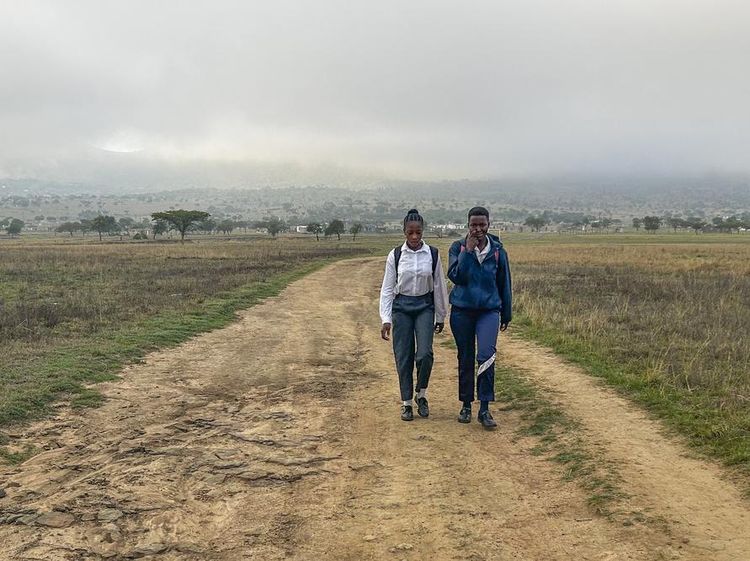 Perjuangan Anak-anak di Afsel Harus Jalan Berkilo-kilometer untuk Sekolah
