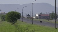 Di KwaZulu-Natal, para aktivis mendesak pihak berwenang untuk menyediakan transportasi bagi lebih dari 200.000 anak sekolah seperti Luyanda – anak-anak yang harus berjalan kaki sejauh 3 kilometer atau lebih ke sekolah. Jarak tersebut, berdasarkan kebijakan pemerintah Presiden Cyril Ramaphosa , mengharuskan pihak berwenang menyediakan transportasi bagi para siswa. Namun dengan melonjaknya tingkat kemiskinan dan angka pengangguran di negara berpenduduk 56 juta orang yang mencapai lebih dari 25%, bus sekolah tidak termasuk dalam daftar prioritas.