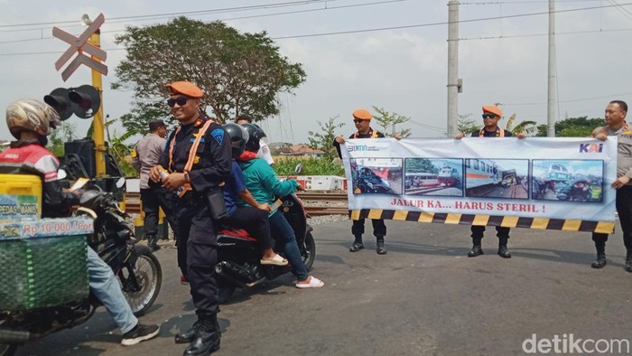 Sosialisasi keselamatan perlintasan KA di jalan lingkar Klaten, Rabu (15/11/2023).