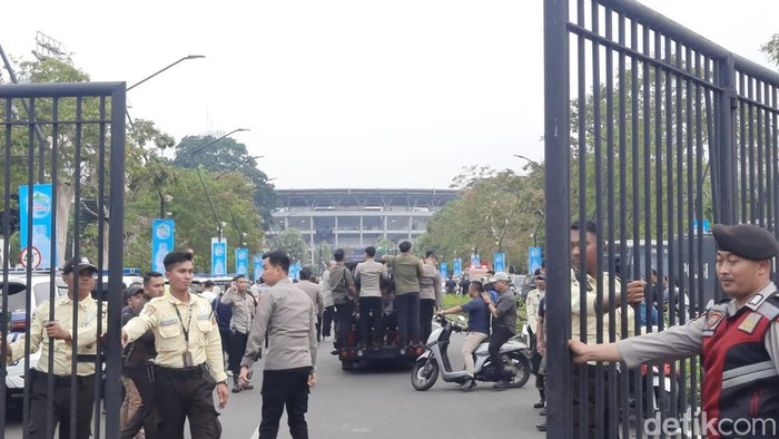 Perwakilan massa diajak masuk ke GBK cek area konser Coldplay. (Annisa/detikcom)