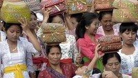 Keberadaan wisatawan juga ikut menggerakkan roda perekonomian. Warga bisa berjualan cendera mata dan kuliner untuk ditawarkan kepada pengunjung.  