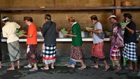 Seperti namanya, “penglipuran” yang berarti tempat untuk penghiburan. Desa yang berjarak 45 kilometer dari Kota Denpasar ini layak dicantumkan dalam salah satu tujuan wisata saat berkunjung ke Pulau Dewata.  