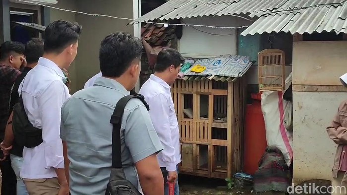 Petugas saat mengecek lokasi penemuan bayi di Tasikmalaya