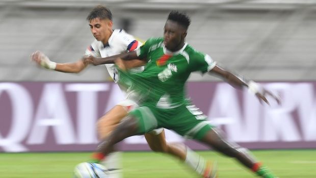 Timnas Amerika Serikat berpose untuk foto tim sebelum menghadapi Timnas Burkina Faso dalam laga penyisihan Grup E Piala Dunia U-17 di Jakarta International Stadium, Jakarta, Rabu (15/11/2023). ANTARA FOTO/Akbar Nugroho Gumay/rwa.