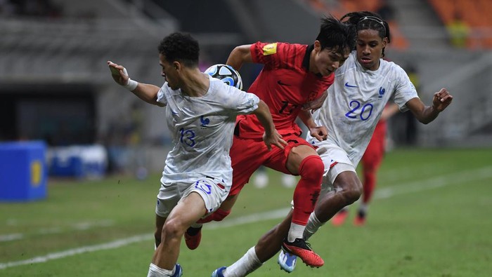 Timnas Prancis berfoto sebelum melawan Timnas Korea Selatan dalam laga penyisihan Grup E Piala Dunia U-17 di Jakarta International Stadium, Jakarta, Rabu (15/11/2023). ANTARA FOTO/Akbar Nugroho Gumay/rwa.