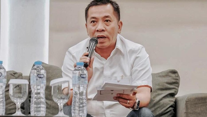 Plt Bupati Karawang Aep Syaepuloh saat melakukan rapat evaluasi pelayanan Tangkar