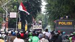 Polisi Bubarkan Pendemo Coldplay