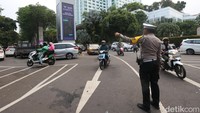Polisi langsung mengatur lalu lintas usai demo bubar.