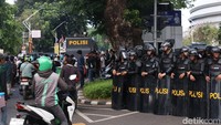 Suara klakson kendaraan bersahutan. Beberapa pemotor juga menerobos trotoar jalan. Keluhan teriakan dari pengendara yang meminta agar massa aksi tidak menutup jalan juga terdengar.
