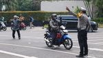 Polisi Bubarkan Pendemo Coldplay