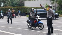 Sementara itu, pihak kepolisian terus mengurai kemacetan.