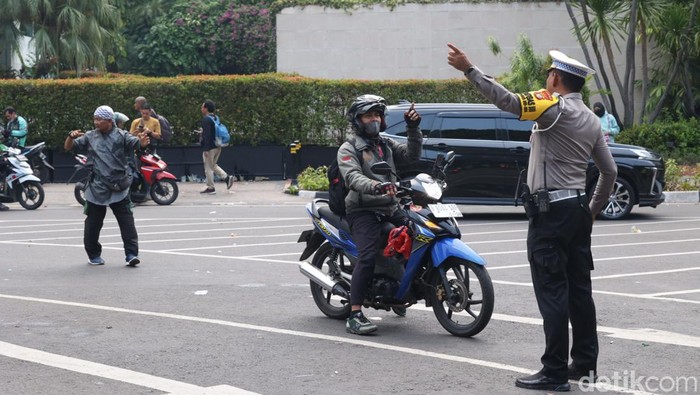 Polisi Bubarkan Pendemo Coldplay Polisi Bubarkan Pendemo Coldplay