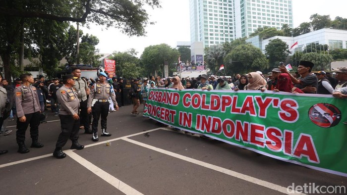 Polisi Bubarkan Pendemo Coldplay