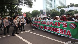 Polisi Bubarkan Pendemo Coldplay