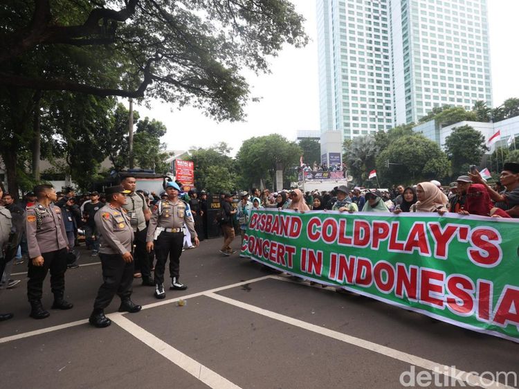 Polisi Bubarkan Pendemo Coldplay