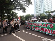 Polisi Bubarkan Pendemo Coldplay