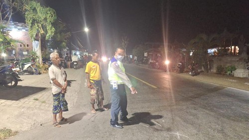 Polisi melakukan olah TKP terkait kecelakaan yang menewaskan seorang WN Ceko di Jalan Raya Singaraja-Gilimanuk, tepatnya di Desa Pejarakan, Kecamatan Gerokgak, Kabupaten Buleleng, Bali, Selasa (14/11/2023). (Foto: Istimewa)