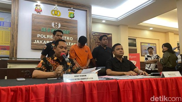 Polisi menangkap pelaku penipuan jual beli tiket konser Coldplay di Jakarta. Polisi mengatakan salah satu korban merupakan artis FTV, Susan Sameh (SS). (Annisa AR/detikcom)