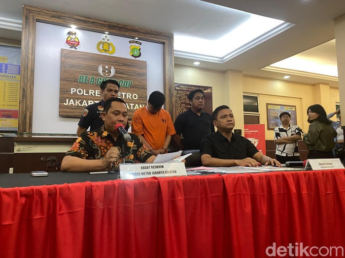 Polisi menangkap pelaku penipuan jual beli tiket konser Coldplay di Jakarta. Polisi mengatakan salah satu korban merupakan artis FTV, Susan Sameh (SS). (Annisa AR/detikcom)