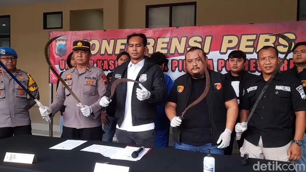 Polisi menunjukkan celurit yang dipakai dalam aksi tawuran dua geng motor, Rabu (15/11/2023).