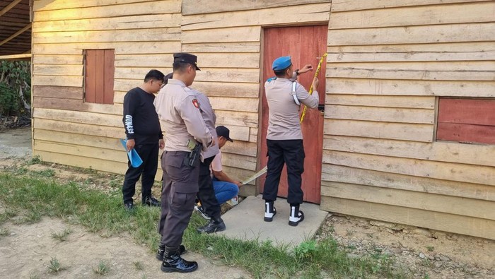 Polisi razia kafe dan warung akibat membandel jual miras meski telah berulangkali diperingatkan aparat. Dokumen Istimewa