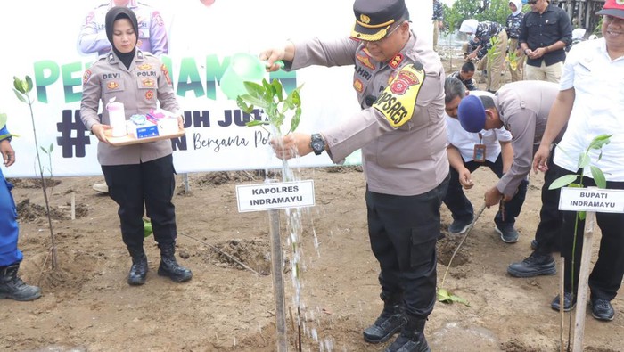 Polres Indramayu saat melakukan penanaman pohon