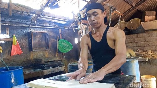 Proses pembuatan tahu di rumah produksi tahu di Kelurahan Kapal, Kabupaten Badung, Bali, Rabu (15/11/2023). (Foto Agus Eka/detikBali)