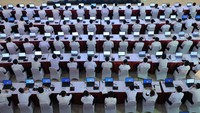 Rochim memastikan para peserta tetap boleh melanjutkan tes SKD CPNS. Usai dinyatakan steril dan tak membawa apapun peserta dipersilakan melanjutkan ujian ke tahap berikutnya, yakni memperoleh pin di meja pin sesi sebelum masuk ruang ujian.