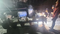 Oksigen terus dipompa ke dalam terowongan. Selain itu, makanan kecil seperti buah-buahan kering diberikan kepada para pekerja yang terjebak di bawah tanah.  