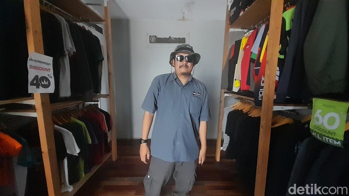 Rangga Wianggadana (41), salah satu pencetus kaus distro di Sumedang.