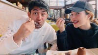 Reza juga tampak dekat dengan rekan sesama aktor lainnya. Salah satunya dengan Beby Tsabina ketika makan lava cake di sebuah kafe. Foto: Instagram @officialpilarez