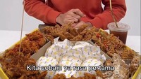 Reza Rahadian juga menjadi bintang iklan untuk produk ayam goreng Chigo. Ini momennya ketika mukbang nasi dan aneka ayam goreng yang disajikan. Foto: Instagram @officialpilarez