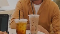 Momen lain Reza saat membintangi produk Es Teh Indonesia ini juga terlihat dalam video lainnya. Saat itu, Reza tampak menikmati es teh susu yang manis creamy. Foto: Instagram @officialpilarez
