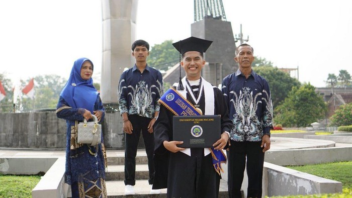 Riko, lulusan terbaik UM dengan lima beasiswa dan segudang prestasi