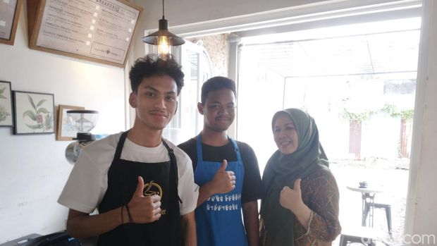 Rio Ferdinand (20) dengan memakai apron berwarna biru