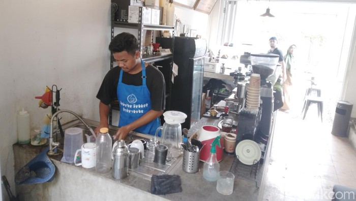 Rio Ferdinand (20) dengan memakai apron berwarna biru